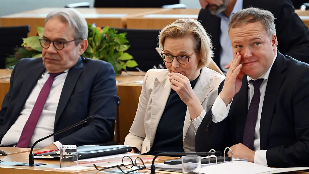 Die-erste-Kabinettssitzung-der-neuen-Thueringer-Regierung-mit-Mario-Voigt-CDU-rechts-Katja-Wolf-BSW-sowie-Georg-Maier-SPD-links
