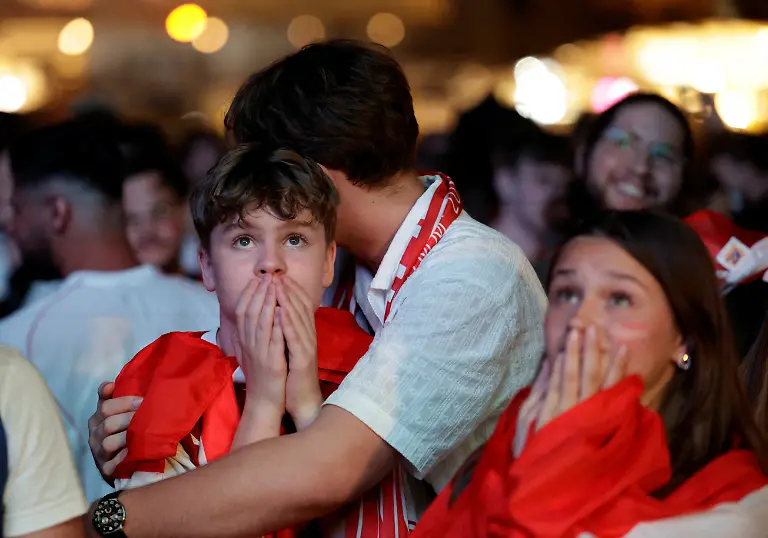 2024-07-02T000000Z-1506784461-UP1EK721MB2F5-RTRMADP-3-SOCCER-EURO-AUT-TUR-FANS