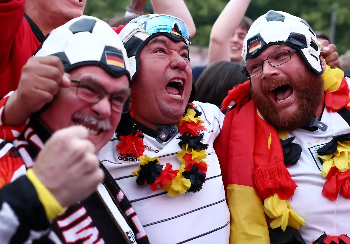 2024-06-14T000000Z-1313008043-UP1EK6E1HRU92-RTRMADP-3-SOCCER-EURO-GER-SCO-FANS-BERLIN
