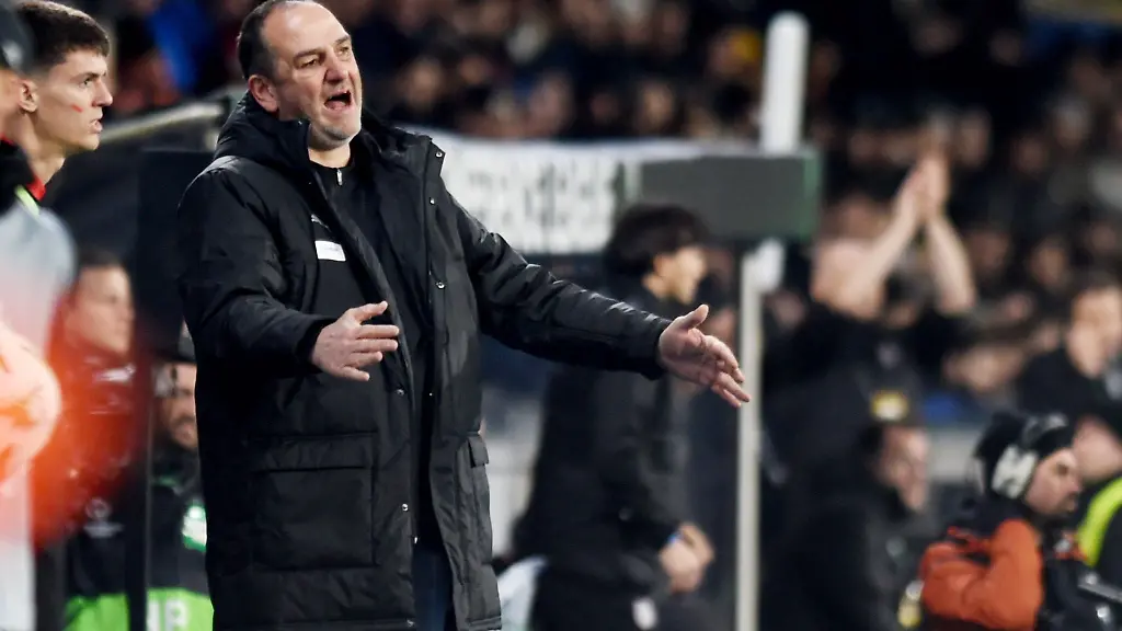 Heidenheims-Trainer-Frank-Schmidt-war-mit-dem-Conference-League-Spiel-bei-Istanbul-Basaksehir-ueberhaupt-nicht-zufrieden