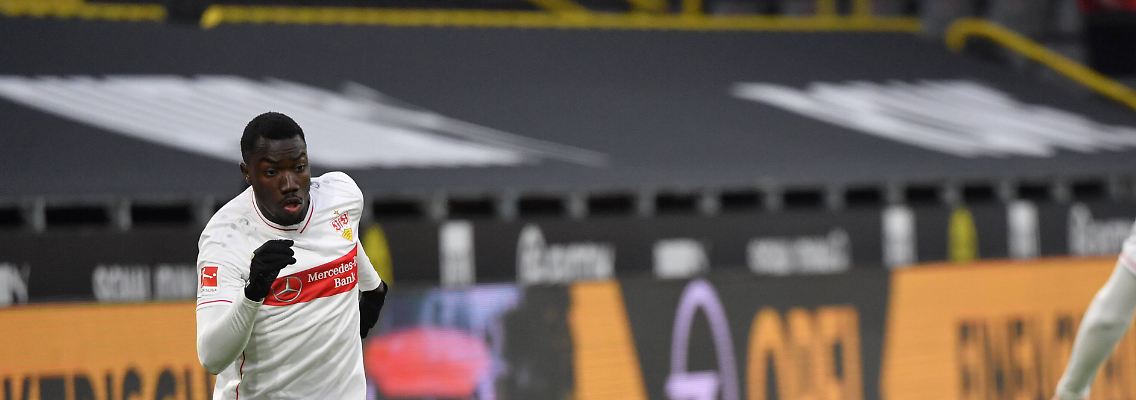Silas tanzt Dortmunds Marco Reus aus.