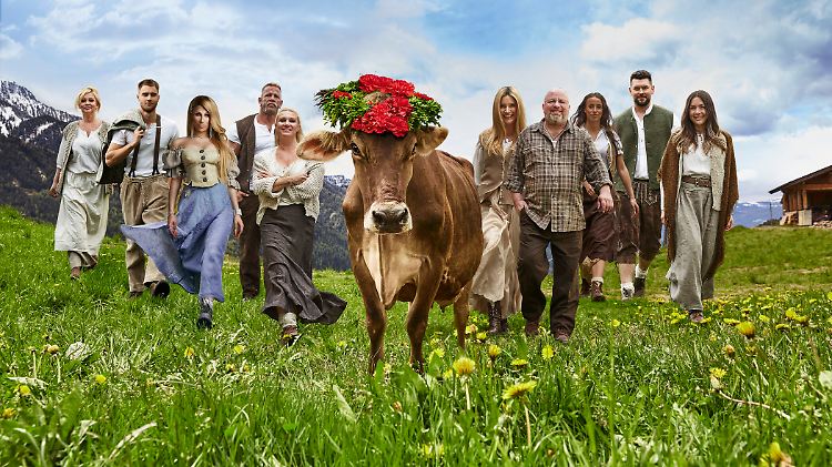 Viel Spaß in Südtirol! Die Kandidaten und Kandidatinnen bei "Die Alm" (und eine Kuh).
