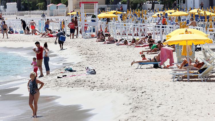Vom Badestrand kurz zum Impftermin - in Italien soll das im Sommer möglich sein. 