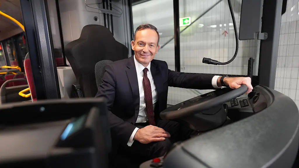Bundesverkehrsminister-Wissing-parteilos-sitzt-in-Hamburg-am-Steuer-eines-neuen-E-Busses