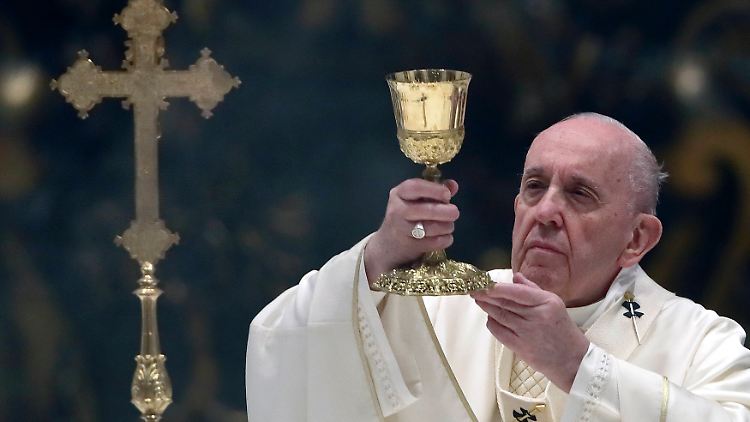 "Die Vogel-Strauß-Politik hilft nicht weiter", sagt der Papst.