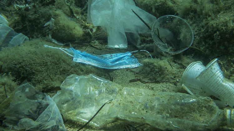 Verpackungen von Speisen und Getränken zum Mitnehmen sind der meiste Müll in den Ozeanen. An Küsten sind Plastiktüten am häufigsten.