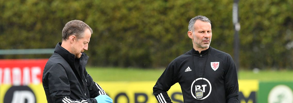 Für Robert Page ist die Zeit nun gekommen. Ryan Giggs blickt in eine ungewisse Zukunft.