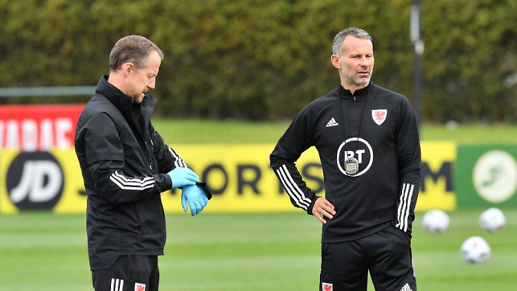 Für Robert Page ist die Zeit nun gekommen. Ryan Giggs blickt in eine ungewisse Zukunft.