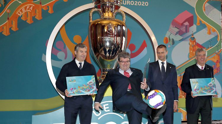 Volltreffer für Bilbaos Bürgemeister Juan Mari Aburto, UEFA-Präsident Aleksander Ceferin staunt und zahlt.