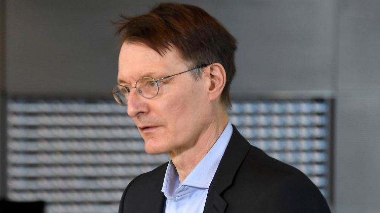 Wenn alles offen ist, werden sich im Herbst alle Ungeimpften infizieren, prophezeit SPD-Gesundheitsexperte Lauterbach.