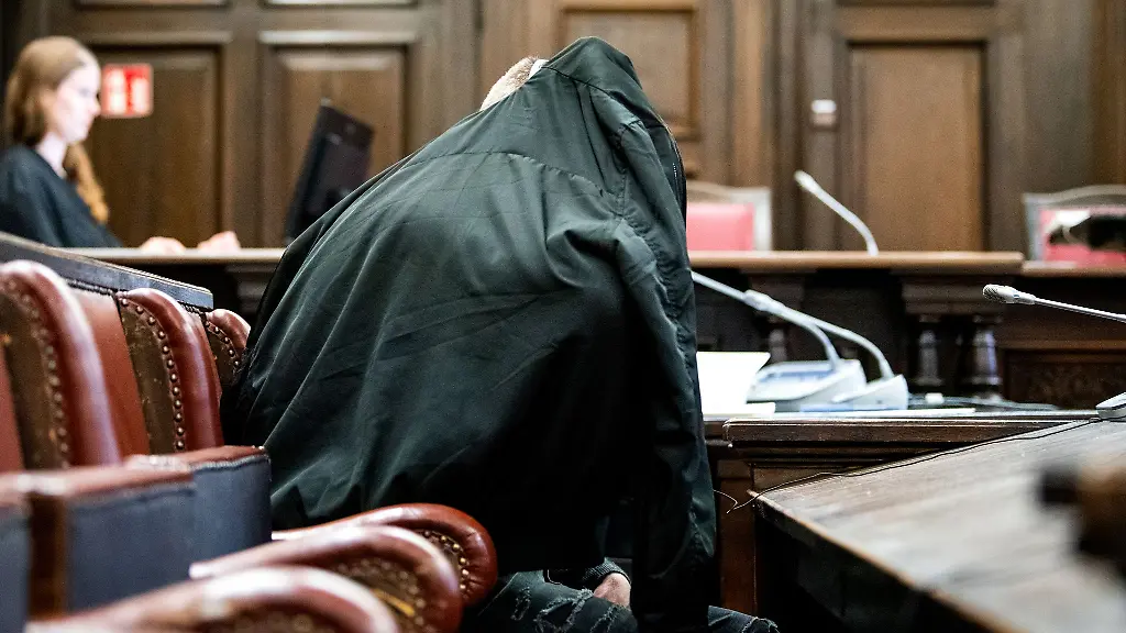 Dem-Angeklagten-droht-wegen-Mordes-vor-ueber-32-Jahren-eine-lebenslange-Haftstrafe