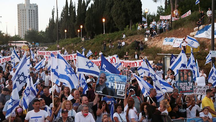 Spannungsgeladen: Rechtsgerichtete Israelis demonstrieren vor der Knesset gegen die neue Regierung. 