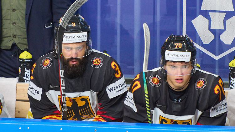 Peterka (im Bild rechts) macht einen Schritt zu seinem NHL-Traum.