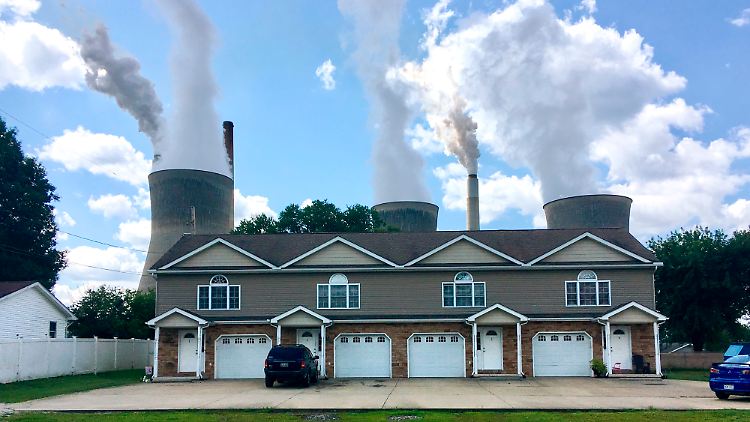 Wohnhäuser vor einem Kohlekraftwerk in West Virginia: Der Bundesstaat geht mit anderen gegen die EPA vor.