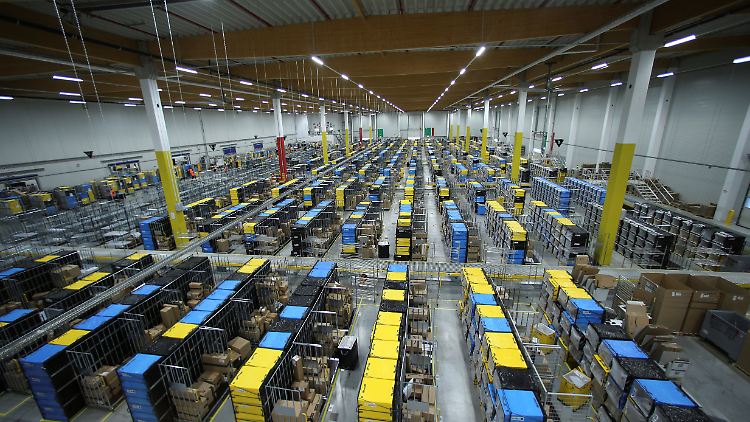 Der Einstiegslohn bei Amazon soll künftig 12 Euro die Stunde betragen.