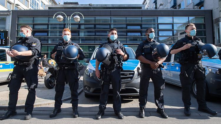 Demonstration gegen Rechtsextremismus bei der Frankfurter Polizei: Beamte schützen das erste Revier.