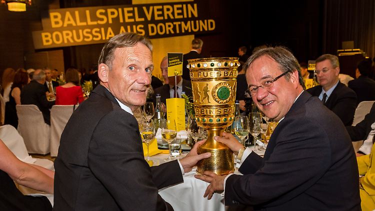 Mai 2017, Armin Laschet feiert mit BVB-Geschäftsführer Hans-Joachim Watzke das gewonnene Pokalfinale.