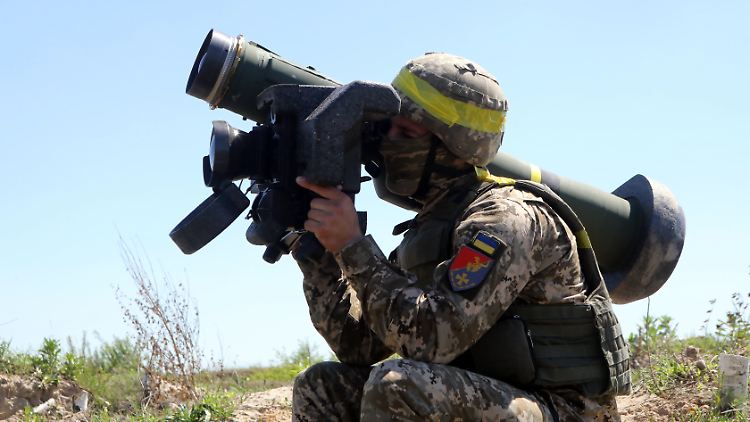 Ein ukrainischer Soldat trainiert mit einer amerikanischen Panzerabwehrwaffe.