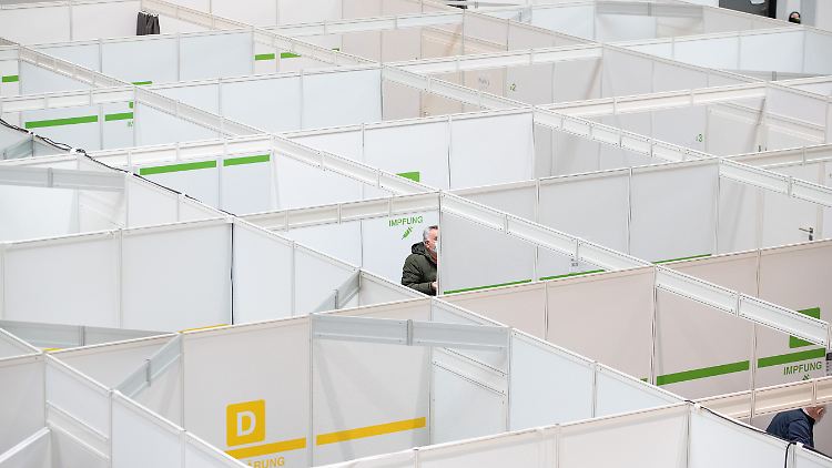 Der Chef des Hausärzteverbands hat "gehört", dass Impfzentren zehnmal so teuer seien, wie Impfungen in Praxen.