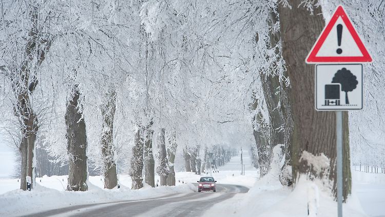 Bei Blitzeis lässt man am besten das Auto zuhause.