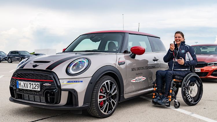 Tina Schmidt-Kiendl weiß als querschnittsgelähmte Fahrtrainerin genau, was ihre Fahrschüler brauchen, um sicher und mit Spaß durch den Verkehr zu kommen.