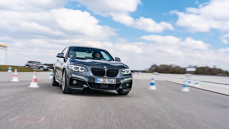 Tina Schmidt-Kiendl in ihrem Dienstwagen bei der Arbeit.