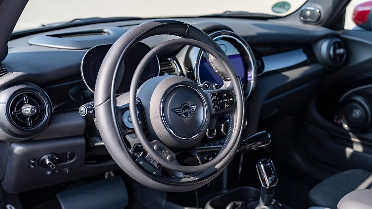 Gasring am Lenkrad, Abschirmplatte vor den Pedale und die Handbremse rechts vom Lenkrad unterscheiden das Trainingsauto von einem herkömmlichen Wagen.