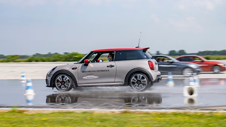 Alles mit den Händen zu steuern erweist sich als gar nicht so einfach.