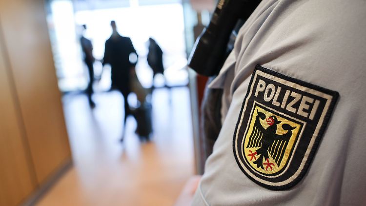 Die Bundespolizei bestätigte, dass die rund 20 Personen einer "intensiven grenzpolizeilichen Ausreisekontrolle" unterzogen wurden (Symbolbild).