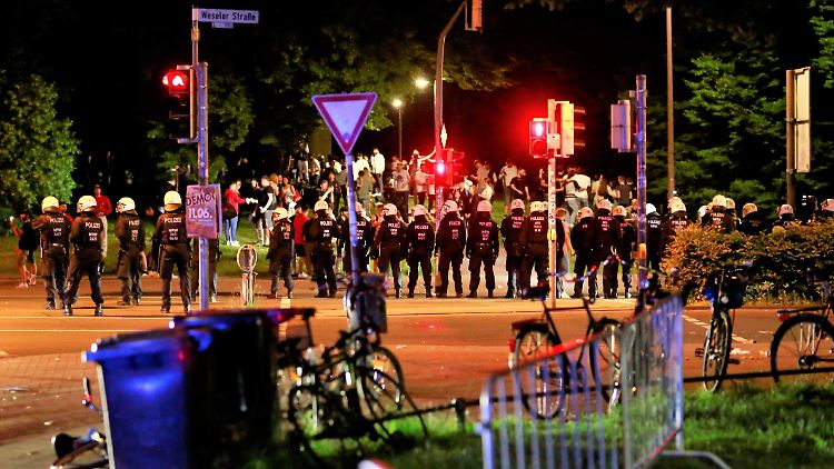 Die Beamten in Münster wurden mit Flaschen beworfen.