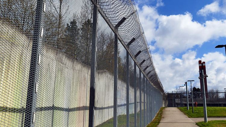 Hinter diesen Zäunen und Mauern müssten in Deutschland eigentlich deutlich mehr Menschen sitzen, aber ihre Haftbefehle werden nicht vollstreckt.