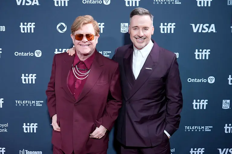 Beim-Film-Elton-John-Never-Too-Late-fuehrte-der-Ehemann-des-Popstars-David-Furnish-Regie