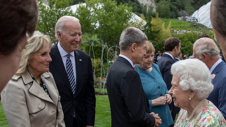 Beim G7-Plausch: Die Bidens und die Queen, im Hintergrund Bundeskanzlerin Merkel und Ehemann Joachim Sauer.