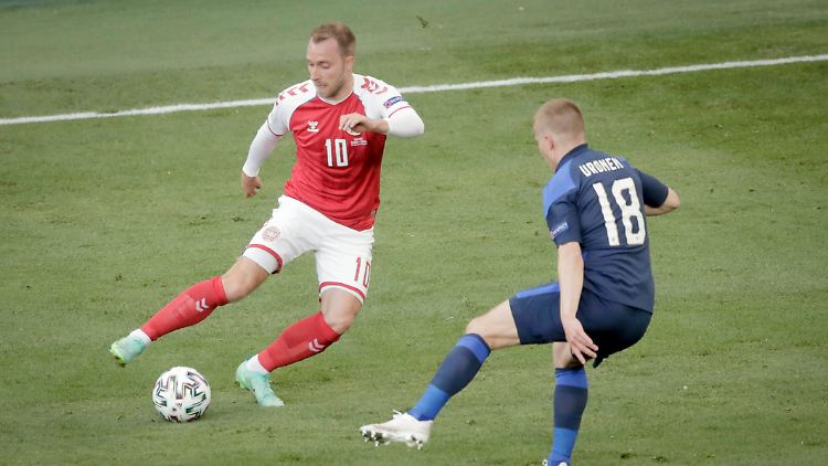 Christian Eriksen musste auf dem Platz reanimiert werden. Nach dem dramatischen Zwischenfall wollen beide Teams das Spiel zu Ende bringen.