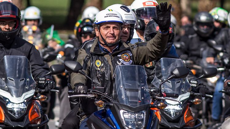 Regelmäßig ignoriert der brasilianische Präsident die Corona-Schutzmaßnahmen - dieses Mal auf einer gut besuchten Motorradrallye.