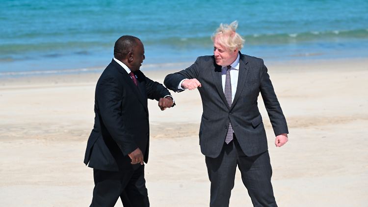 Johnson begrüßt Südafrikas Präsident Cyril Ramaphosa auf dem G7-Gipfel in Cornwall.