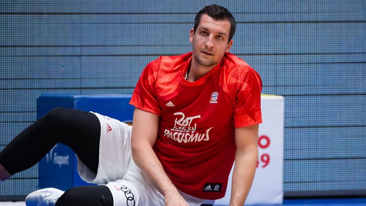 Der FC Bayern teilt mit, Zipser gehe es den Umständen entsprechend gut und bittet, von Nachfragen abzusehen.