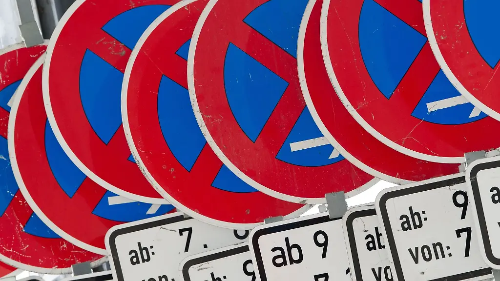 Schilderwald-auf-was-soll-man-nicht-noch-alles-achten-Auf-solche-mobilen-Parkverbotsschilder-schon-sonst-kann-es-schnell-teuer-und-umstaendlich-werden