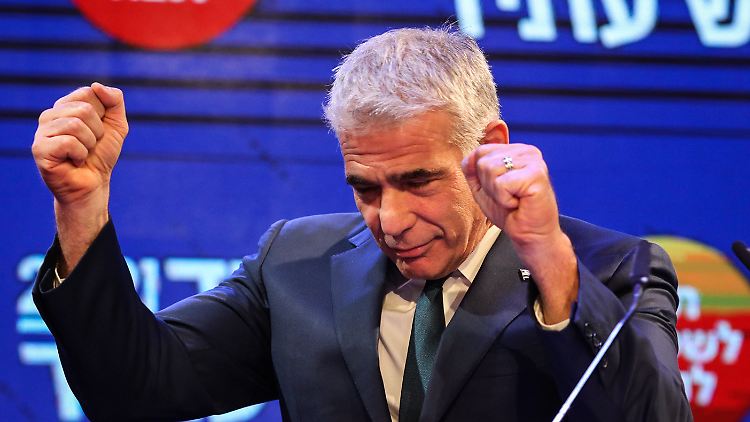 Oppositionsführer Jair Lapid von der liberalen Partei Jesch Atid steht kurz vor dem Ziel. Ministerpräsident wird er allerdings frühestens in zwei Jahren.