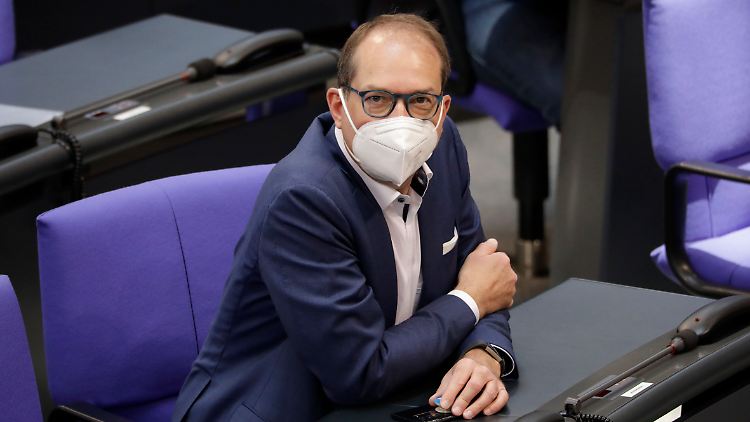 Ist drinnen weiterhin für die Beibehaltung der Maskenpflicht: Alexander Dobrindt.