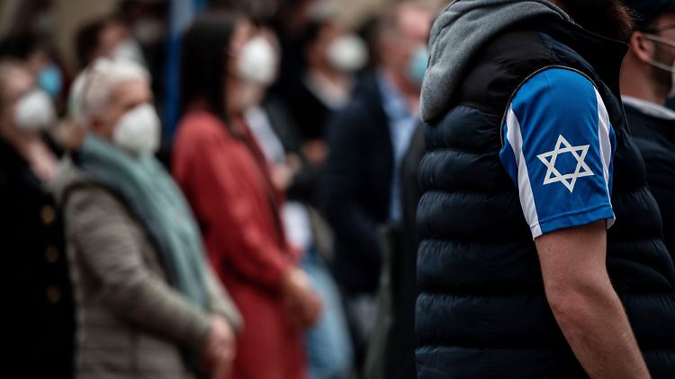 Protestkundgebung nach Angriffen auf die Synagoge von Gelsenkirchen.