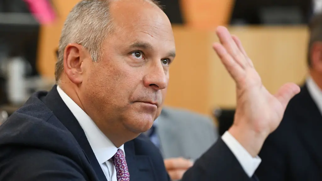 Hessens-CDU-Innenminister-Roman-Poseck-erlaeutert-die-Reform-des-Polizeirechts-im-Bundesland