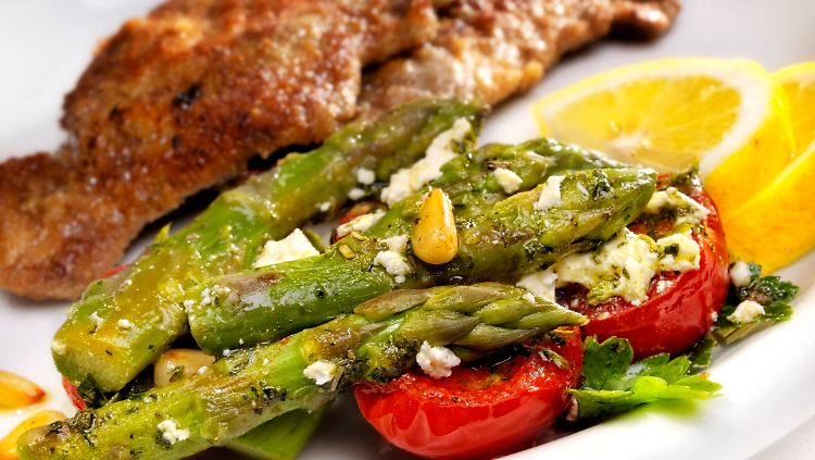 Schweinefleisch ist etwas preiswerter, Spargel auch, Tomaten hingegen sind deutlich teurer.