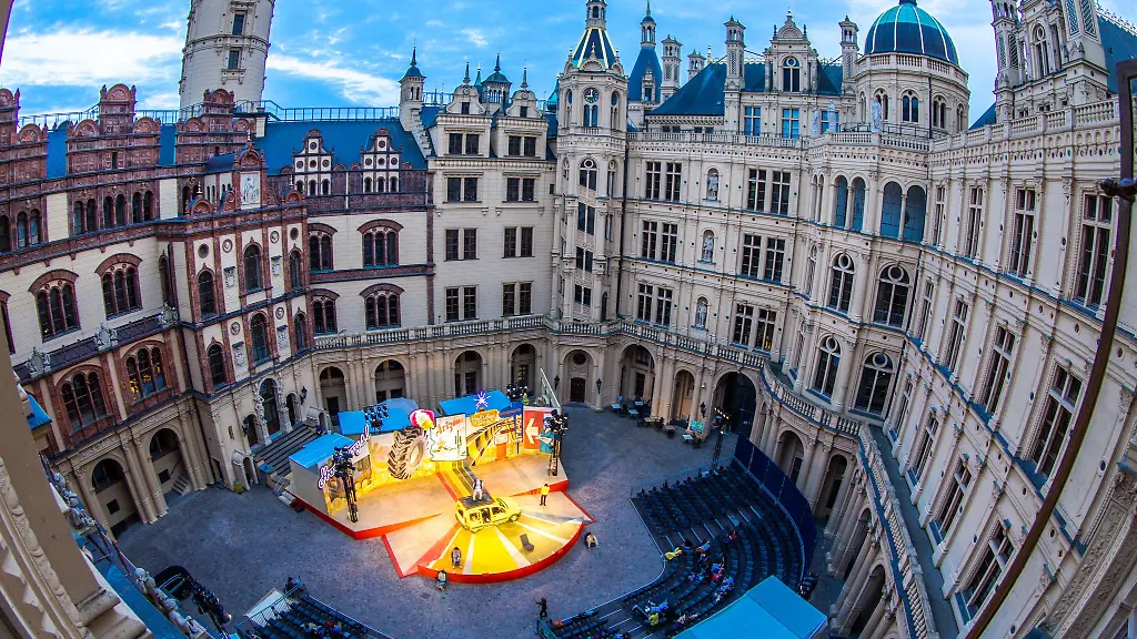 Im-Rahmen-der-Schlossfestspiele-Schwerin-spielten-2023-Schauspieler-auf-der-Buehne-im-Schlossinnenhof