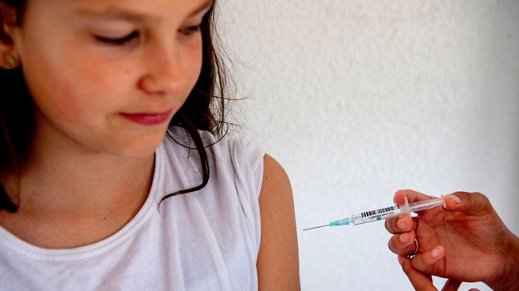 Die STIKO empfiehlt Impfungen gegen das Coronavirus  für 12- bis 17-Jährige mit bestimmten Vorerkrankungen.