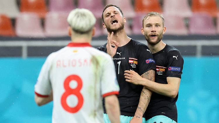 Marko Arnautovic pöbelt nach seinem Treffer in Richtung der Nordmazedonier - wohl auch per Handzeichen.