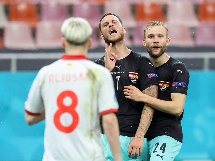 Marko Arnautovic pöbelt nach seinem Treffer in Richtung der Nordmazedonier - wohl auch per Handzeichen.