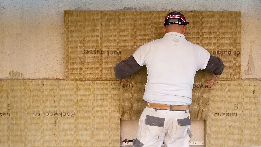 Mythos-Waermedaemmung-Es-stimmt-nicht-dass-gedaemmte-Waende-nicht-mehr-atmen-koennen-und-durch-feuchte-Luft-Schimmel-in-der-Wohnung-entstehen-kann