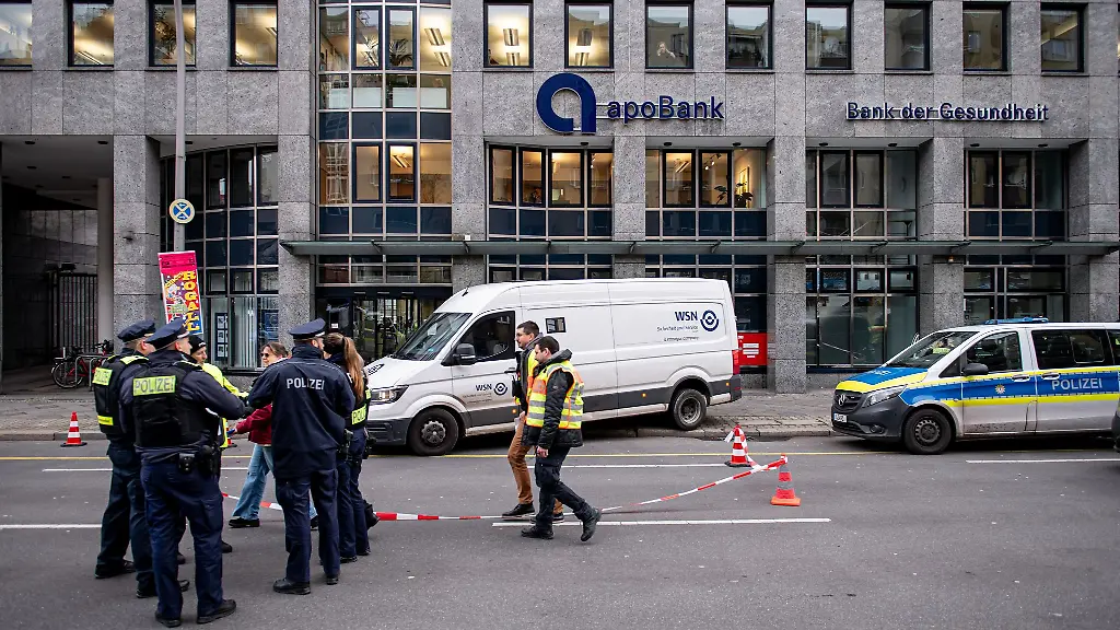 Die-Raeuber-ueberfielen-am-Mittwochvormittag-eine-Bank-und-einen-Geldtransporter-in-der-Kantstrasse