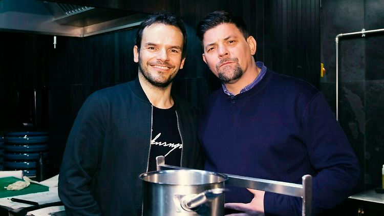 Für wen Henssler (l.) und Mälzer kochen, erfahren sie erst bei der Auslieferung.